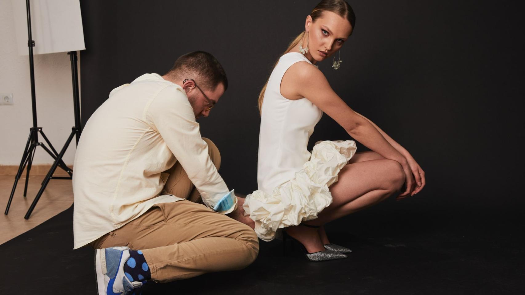 Álvaro Lucas, trabajando con una modelo en su taller.