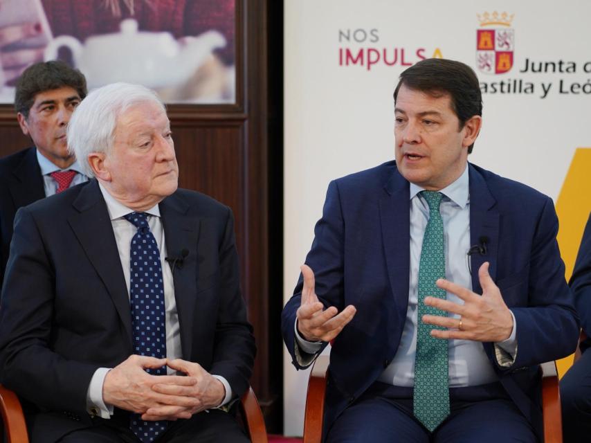 El presidente del Consejo de Cámaras de Comercio, Antonio Miguel Méndez Pozo, y el presidente de la Junta, Alfonso Fernández Mañueco, en el acto de este lunes.