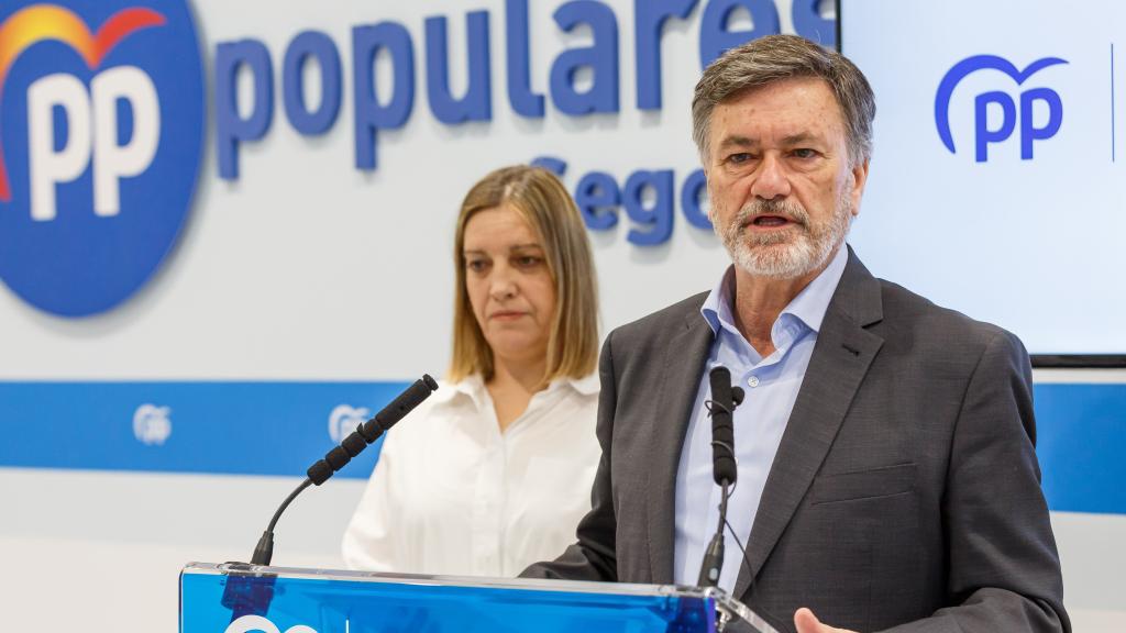 El secretario autonómico del PPCyL y vicepresidente 1º de la Cortes de Castilla y León, Francisco Vázquez, junto con la Procuradora, Mª Ángeles García, analiza diversos temas de actualidad