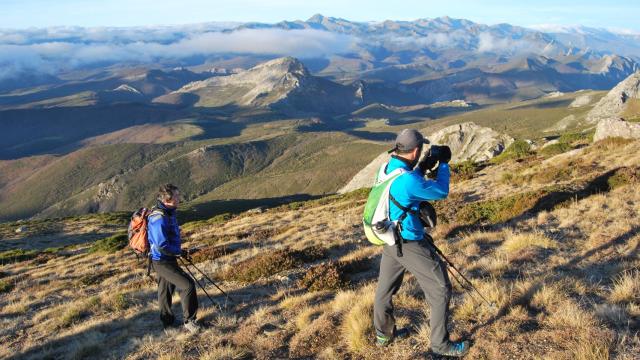 Imagen de dos senderistas en la Montaña Palentina.