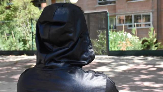 Una persona de espaldas.