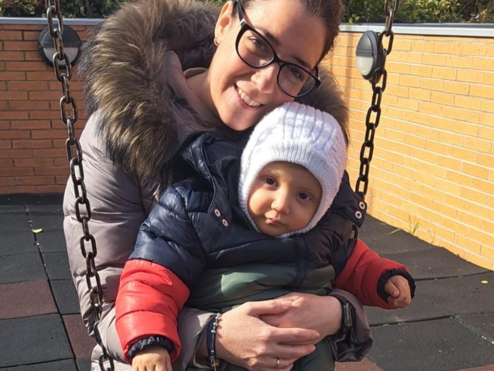 Sara junto a Manuel, el pequeño de 17 meses que padece un cáncer muy agresivo.