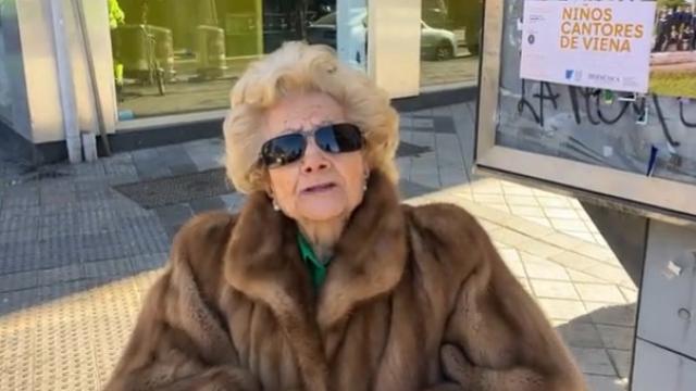 Charo, la vecina de Poniente que le ha pedido a Óscar Puente que quite una cabina de teléfono