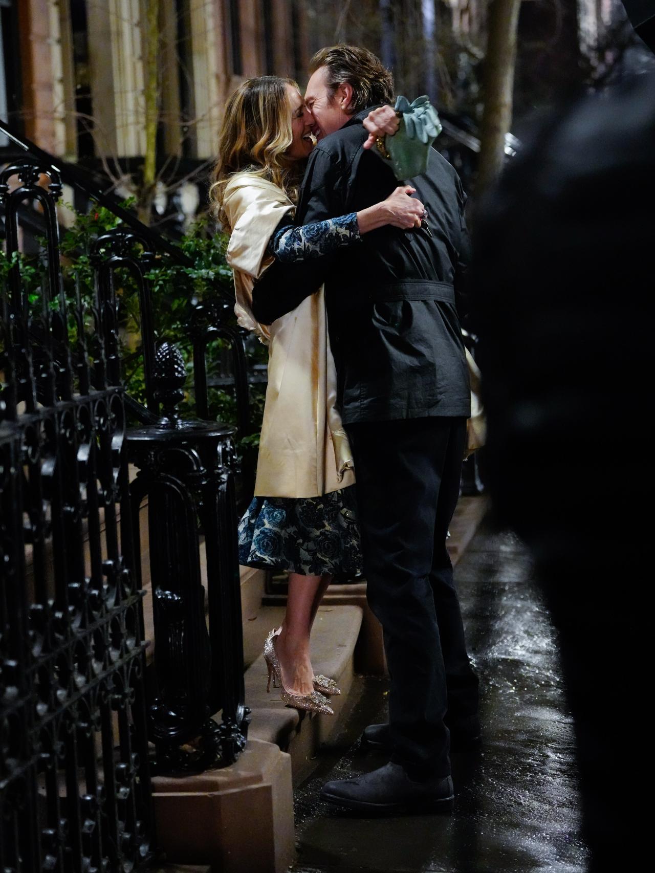Sarah Jessica Parker con los impresionantes tacones de Roger Vivier en una romántica escena de 'And Just Like That'.