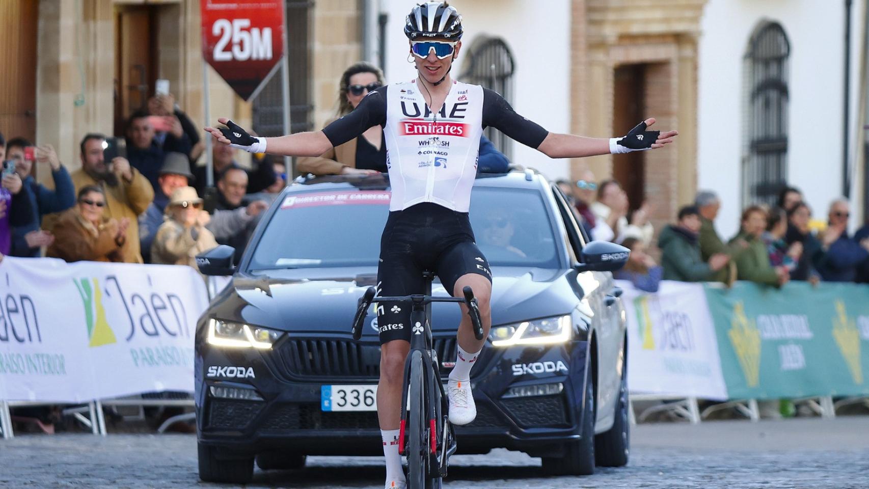 Tadej Pogaçar celebra su victoria en la Clásica Jaén Paraíso Interior