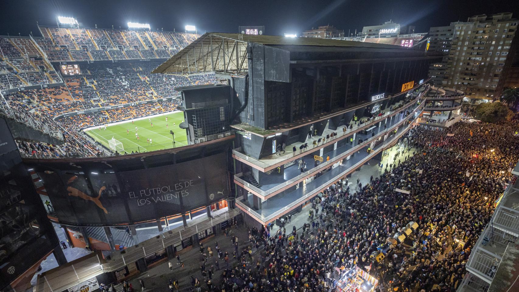 Protestas alrededor de Mestalla durante el Valencia - Athletic de Liga