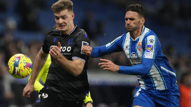 Sorloth, de la Real Sociedad, disputa una posesión con Sergi Gómez, del Espanyol.