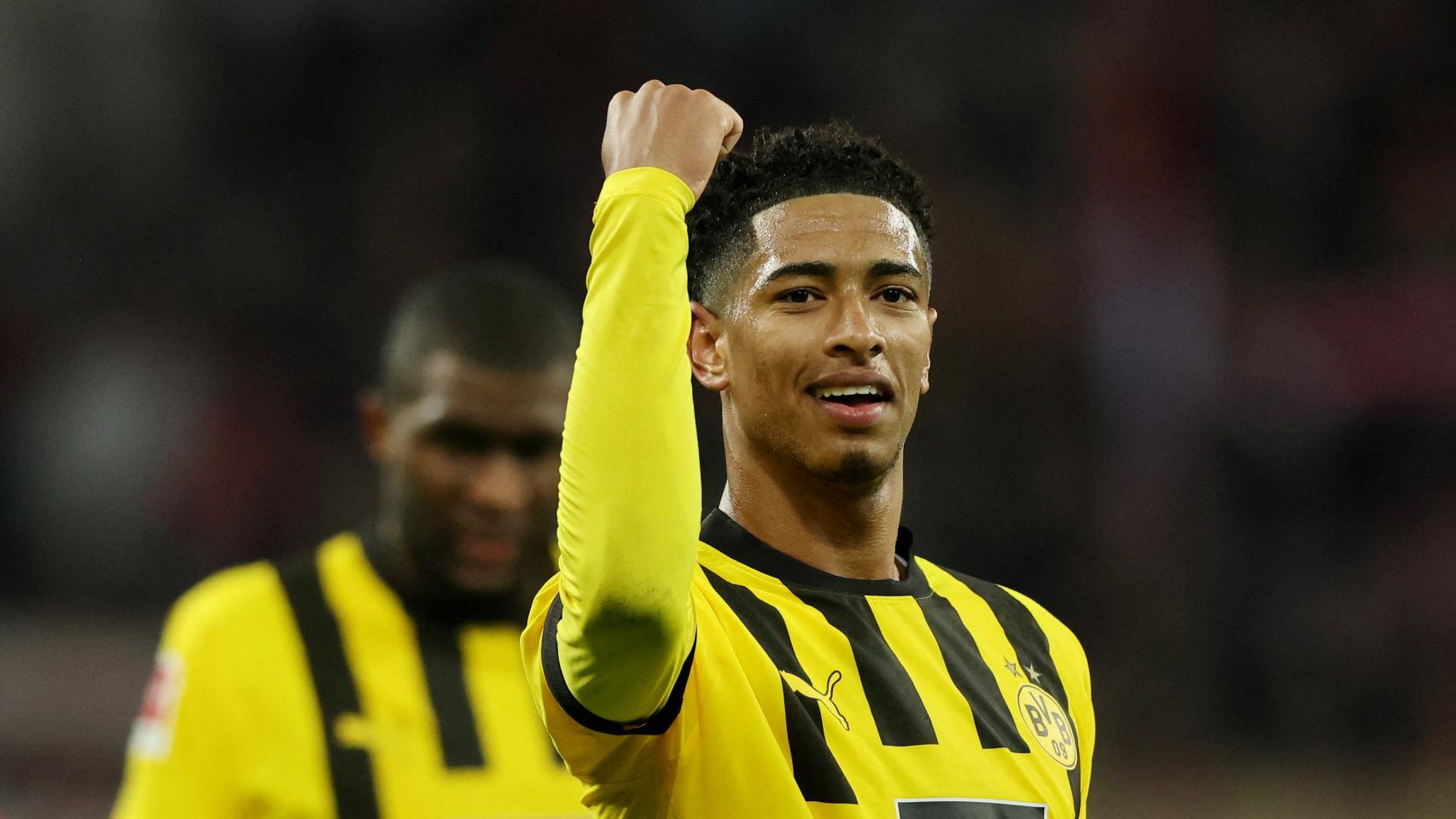 Bellingham levanta el puño victorioso con el Borussia Dortmund.