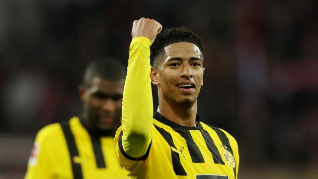 Bellingham levanta el puño victorioso con el Borussia Dortmund.