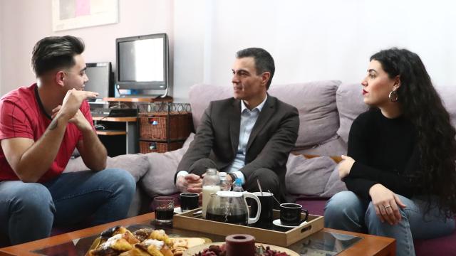 Pedro Sánchez, este lunes con dos jóvenes benefactores del SMI.