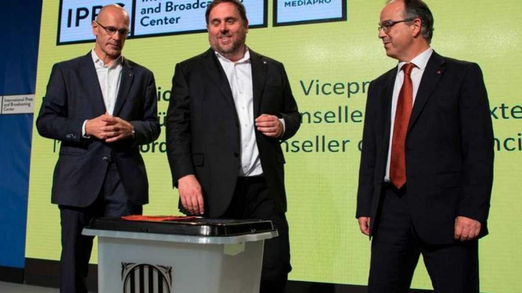 Junqueras, Turull y Romeva, ante una urna del referéndum del 1-O./