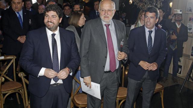 El presidente de la Región de Murcia, Fernando López Miras, y el presidente de la Diputación de Alicante, Carlos Mazón, flanquean al presidente de Mercadona, Juan Roig.