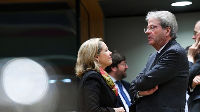 La vicepresidenta Nadia Calviño conversa con el comisario Paolo Gentiloni durante el Eurogrupo de este lunes en Bruselas
