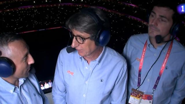 Juan Carlos Rivero, acompañado de Santi Cazorla e Iker Casillas, en la transmisión de RTVE.