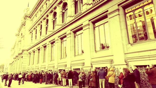 Decenas de personas hacen cola para contratar Letras del Tesoro, en el Banco de España, a 3 de febrero de 2023, en Madrid (España).