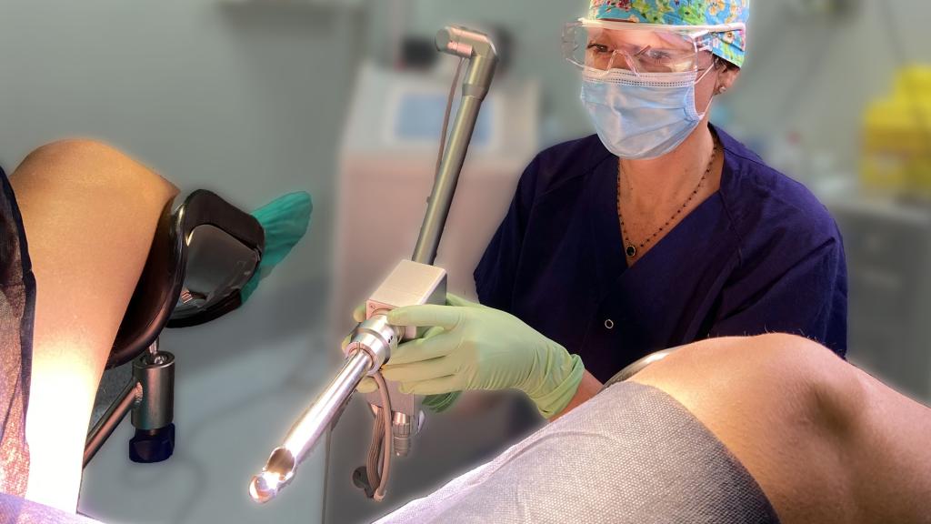 Una mujer en una consulta ginecológica.