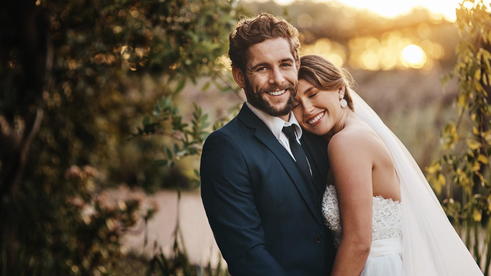 Una pareja de novios el día de su boda.