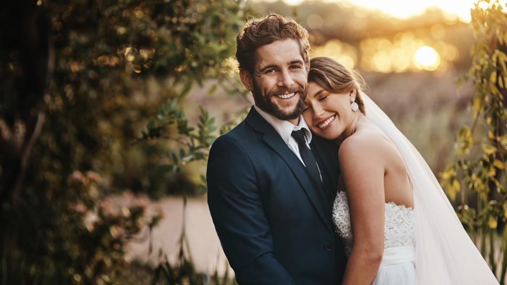 Una pareja de novios el día de su boda.
