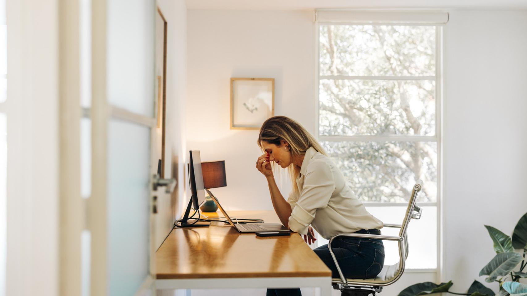 Una mujer, trabajando.