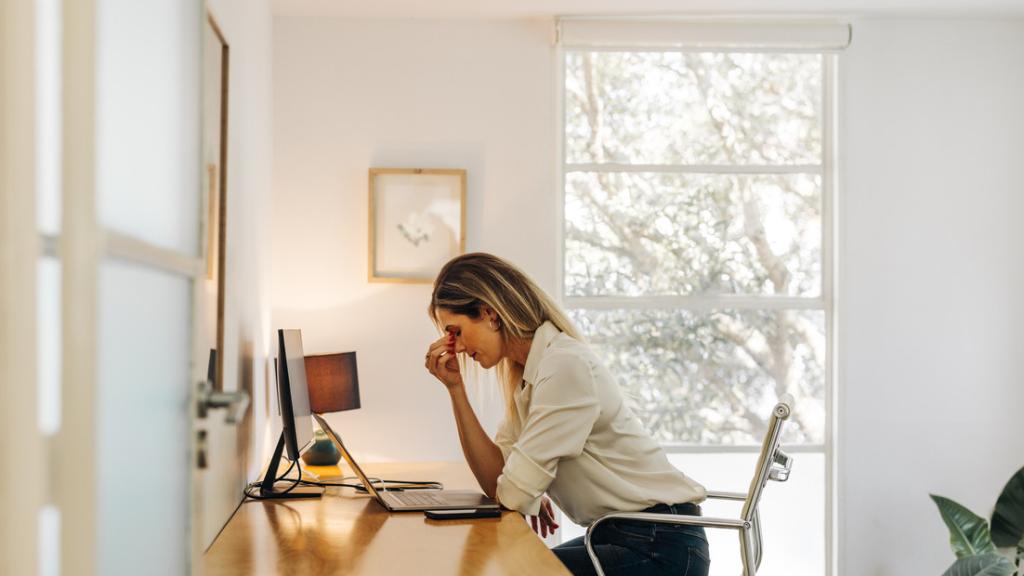 Una mujer, trabajando.