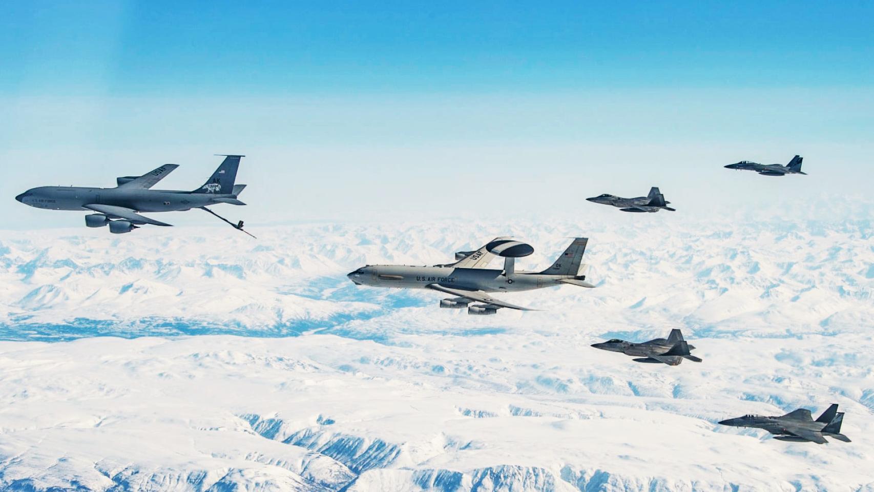Avión cisterna, E-3 Sentry y cazas en formación sobre Alaska