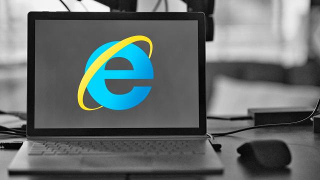 Fotomontaje con un ordenador e Internet Explorer.