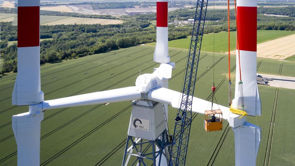 Imagen de la instalación del aerogenerador Vertical Sky A32.