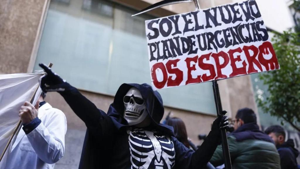 Una parca se manifiesta contra las deficiencias en la Sanidad pública madrileña.