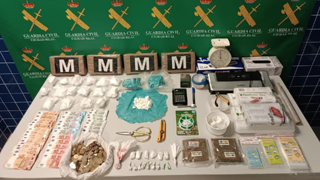 La droga, el dinero y los efectos intervenidos por la Guardia Civil en el solar.