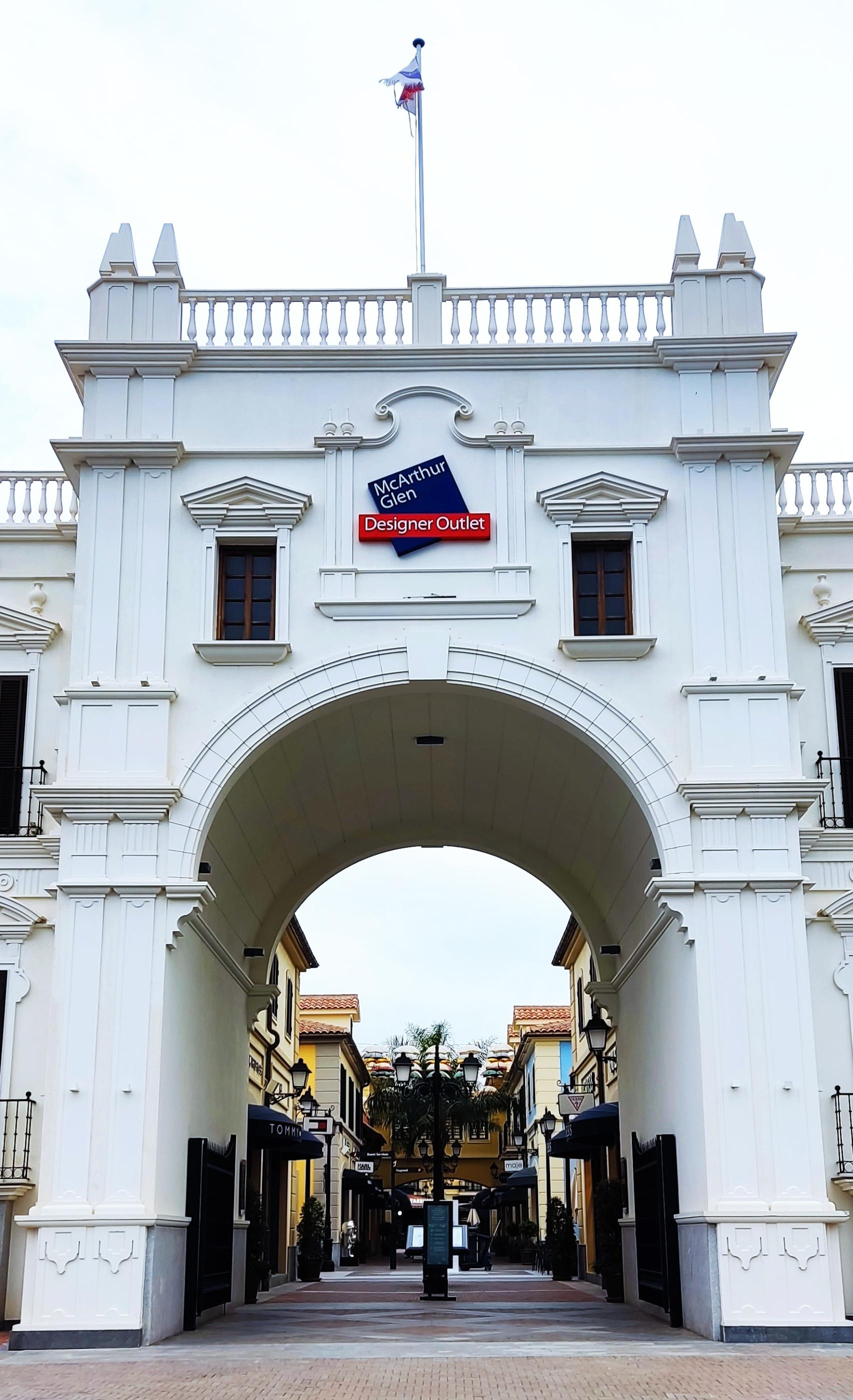 Una de las entradas al centro comercial McArthurGlen Outlet Designer Málaga.