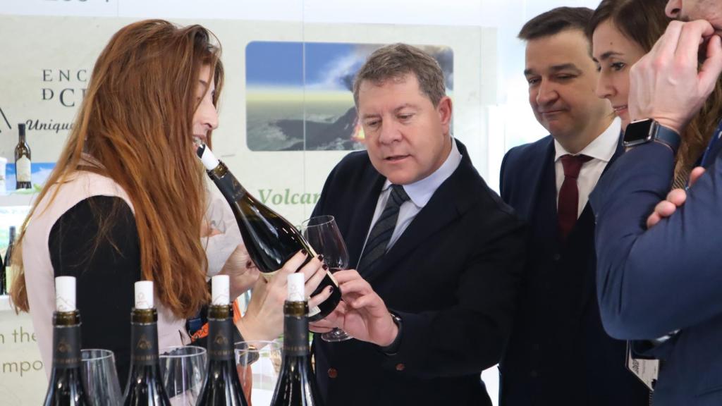García-Page observa una botella de vino castellano-manchego en Biofach.