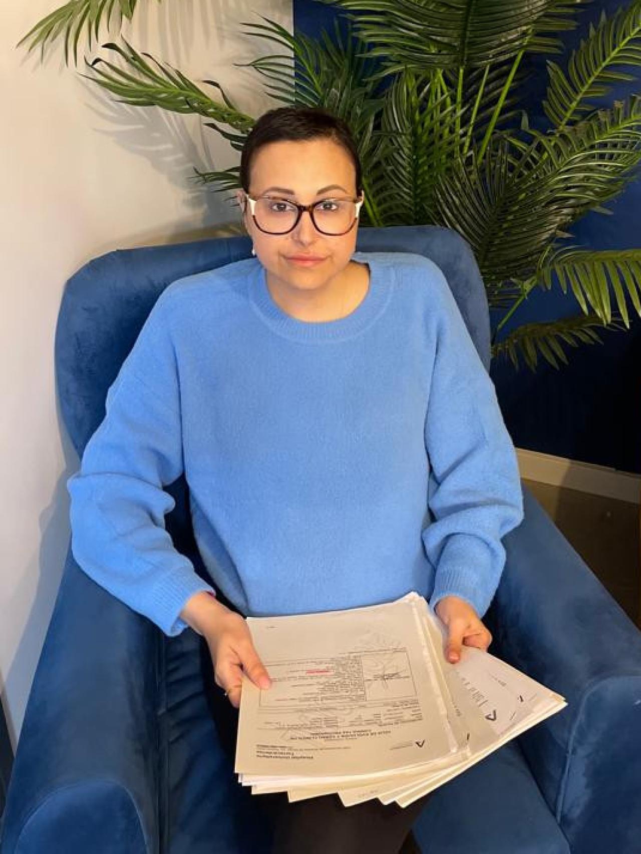 Mariset con los informes médicos.