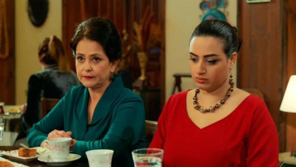 A la izquierda, Emel Atici en uno de los capítulos de 'Tierra Amarga'.