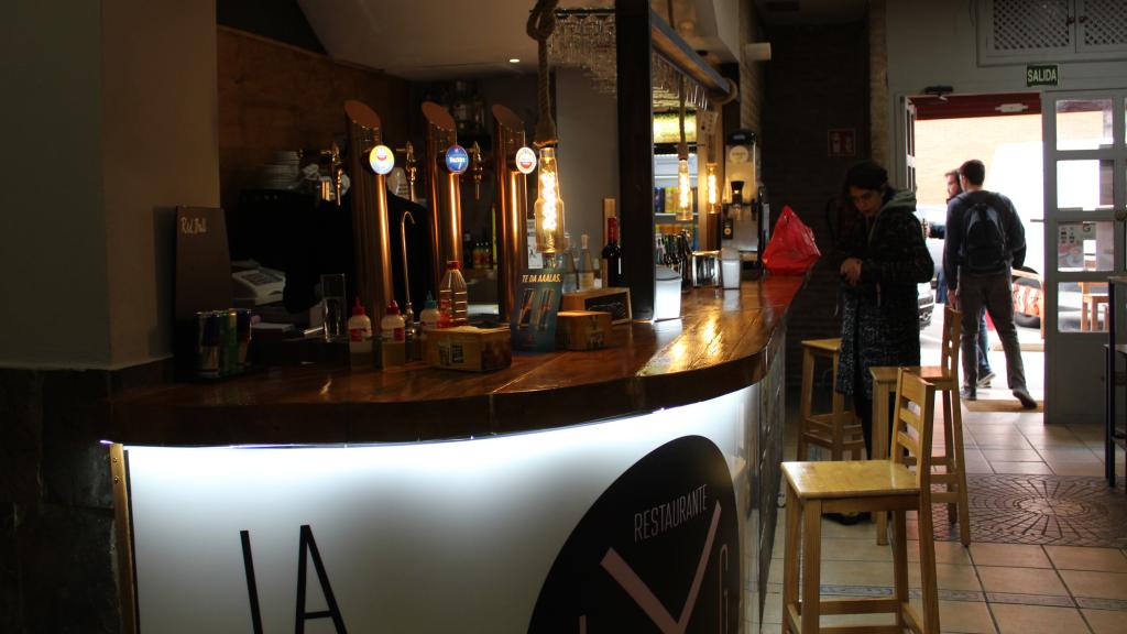 Varios estudiantes accediendo al bar La Grotte.