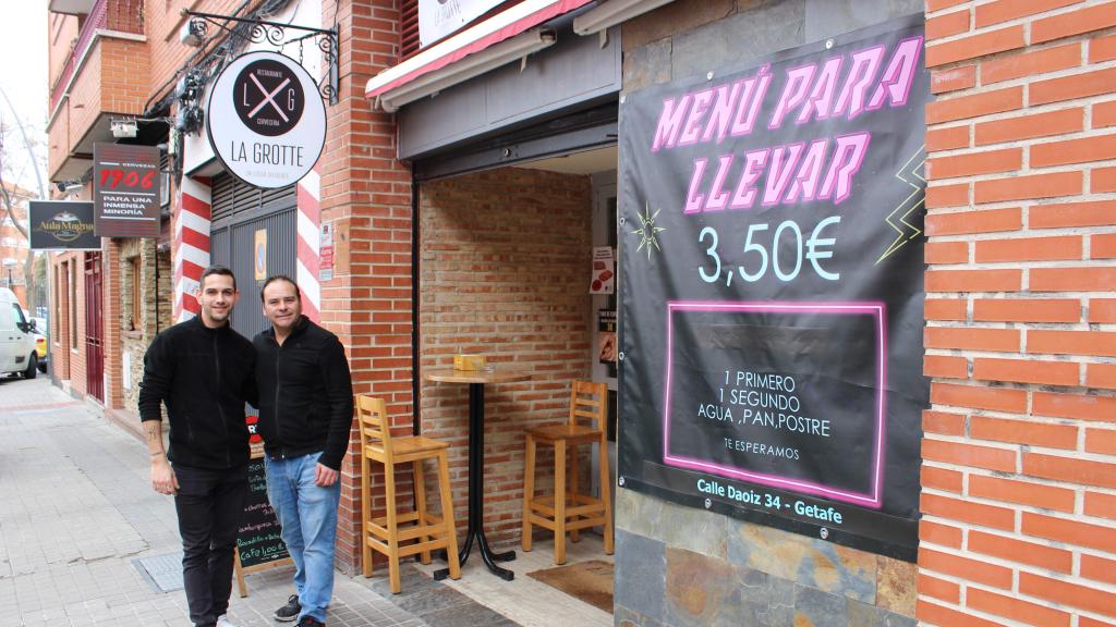 Carlos de la Torre y un empleado, a las puertas del bar La Grotte, en Getafe.