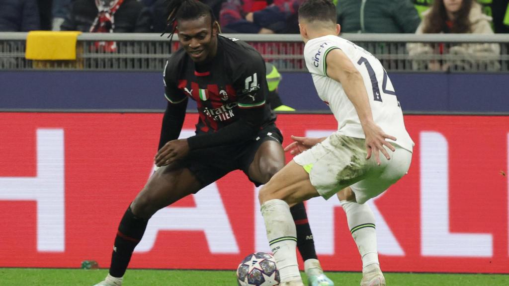 Perisic encara a Leao.