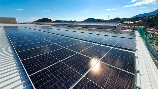 Instalación de placas solares de Cerámica Mayor.