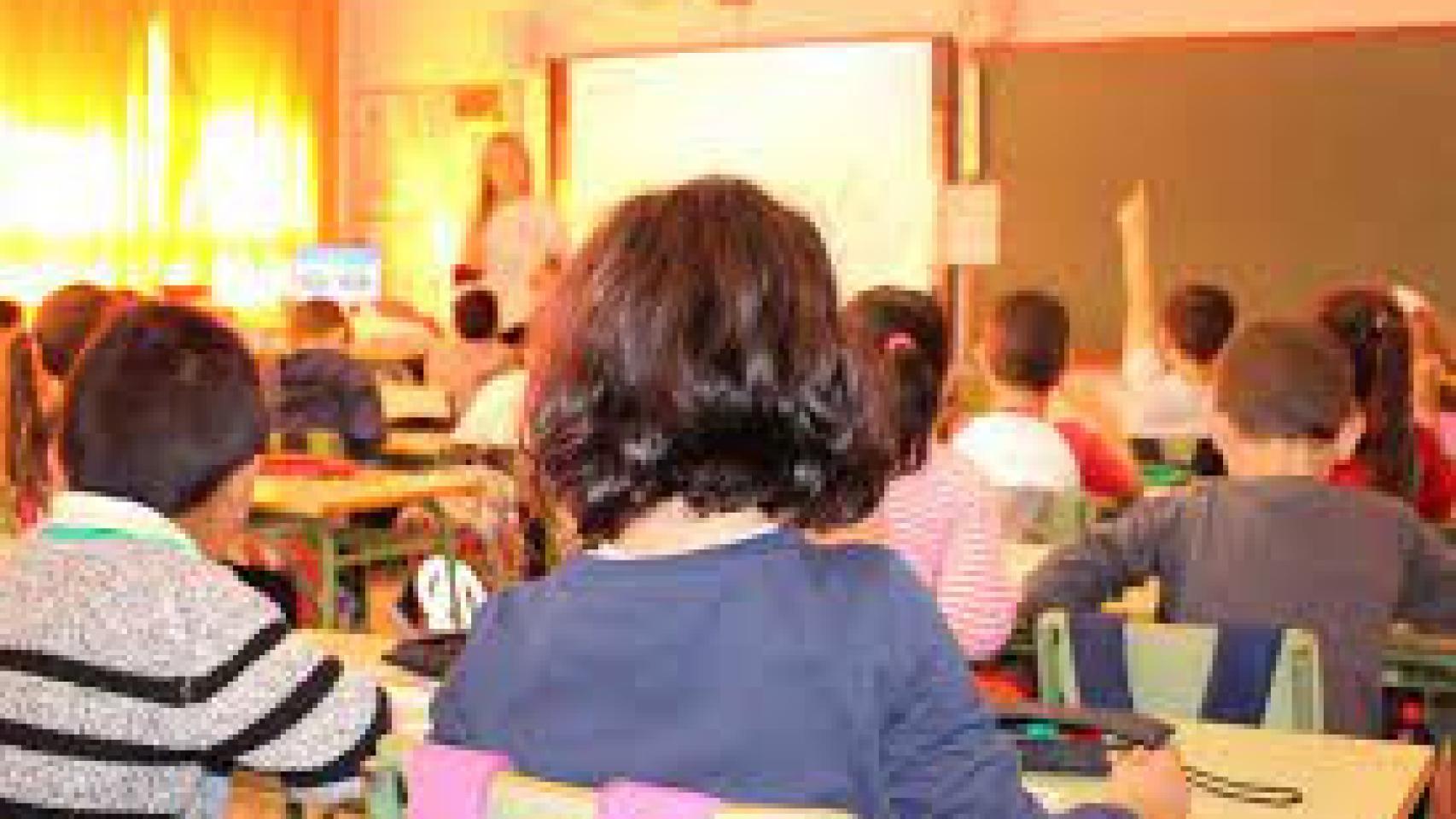 Una enfermera escolar en un aula.
