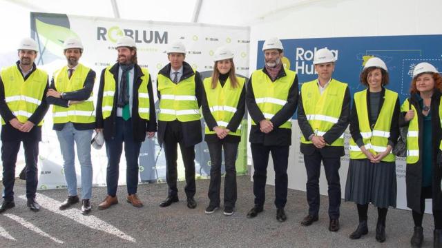 La secretaria de Estado de Energía, Sara Aagesen, junto a directivos de Naturgy y Enagás y otras autoridades, este martes en La Robla.