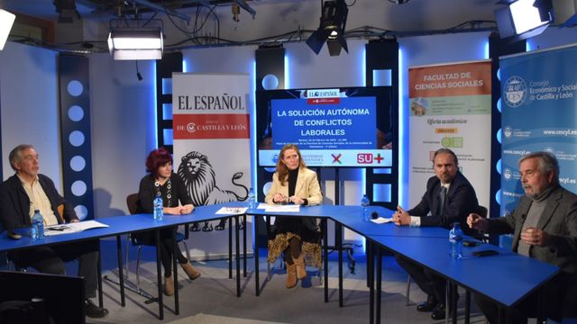 Rafael Sastre, Beatriz Losada, Jesús Baz y Ricardo Bodas, durante su intervención en la mesa del Foro 'La solución autónoma de conflictos laborales', este martes.