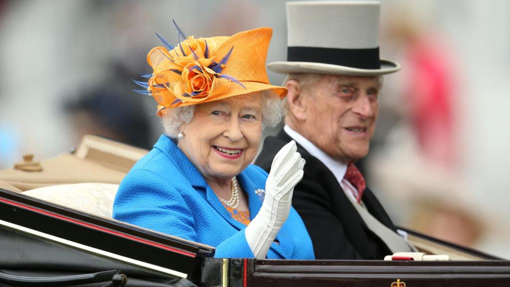 Isabel II y Felipe de Edimburgo en Ascot en 2016.