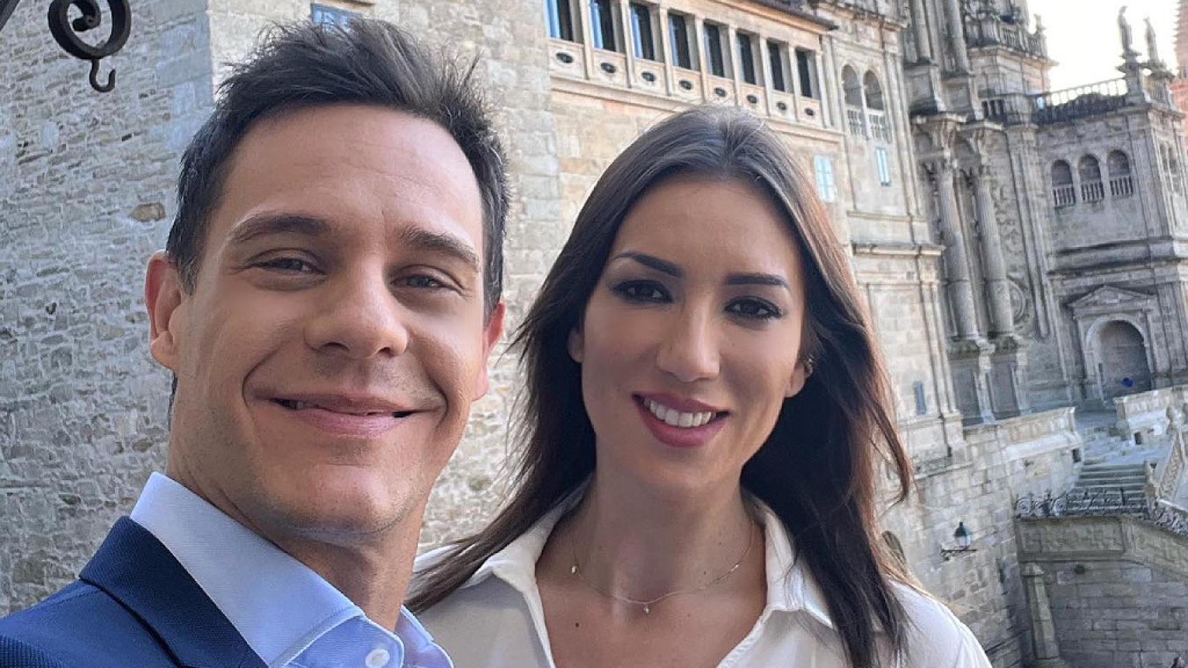 Imágenes del día: el romántico beso de Patricia Pardo y Christian Gálvez dentro de la Catedral de Santiago