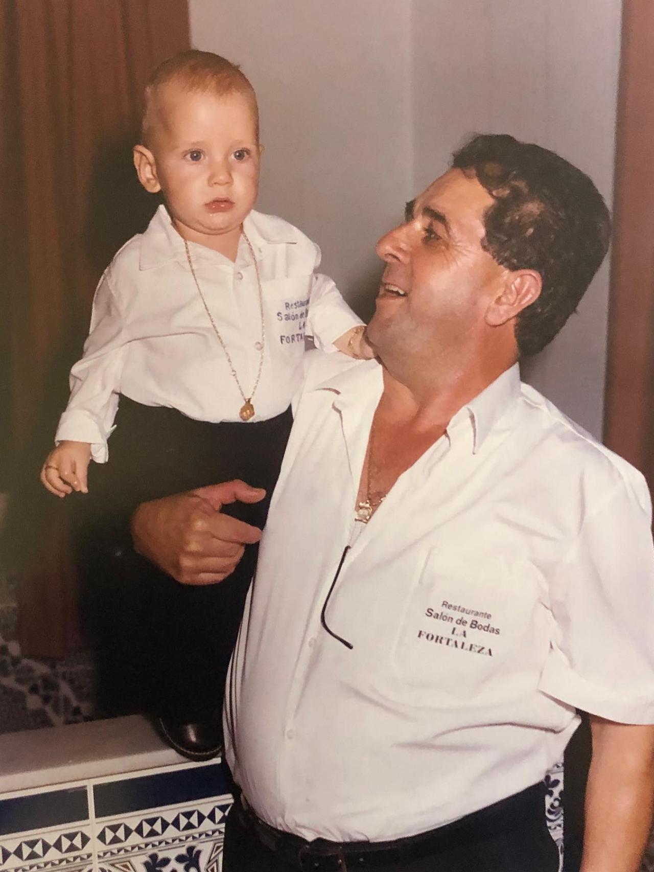 Eduardo Navarrete junto a su padre, en una imagen de archivo.