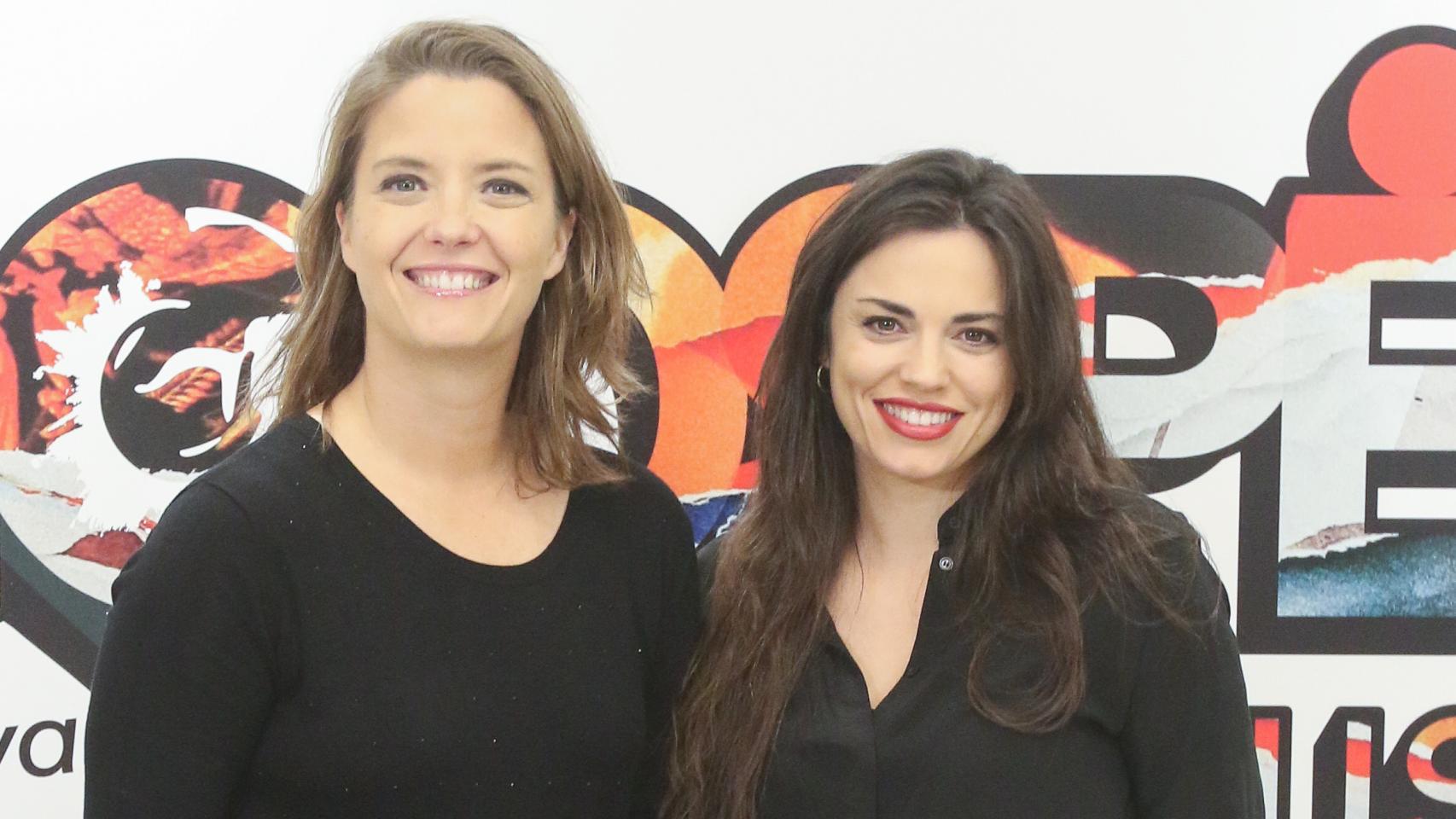 La presentadora de 'Las tres puertas', María Casado, junto a su pareja, la cantante Martina diRosso, en un evento público, en noviembre de 2022.