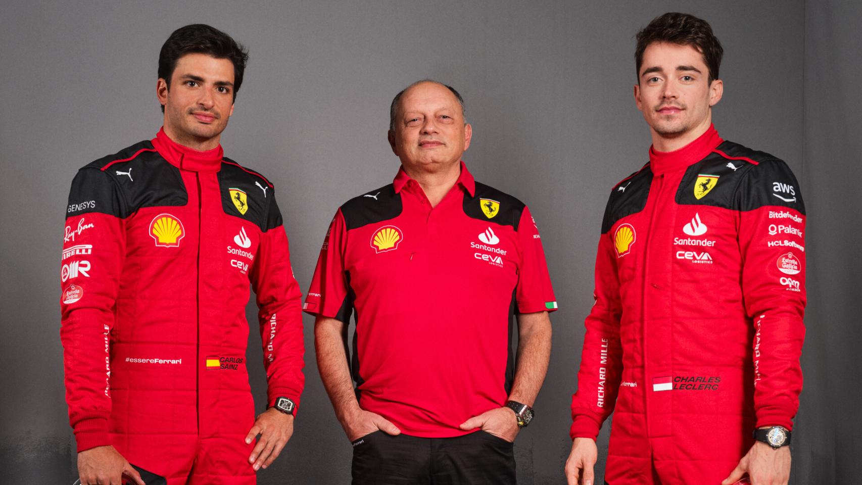 Carlos Sainz,Fred Vasseur y Charles Leclerc presentando los nuevos colores de Ferrari