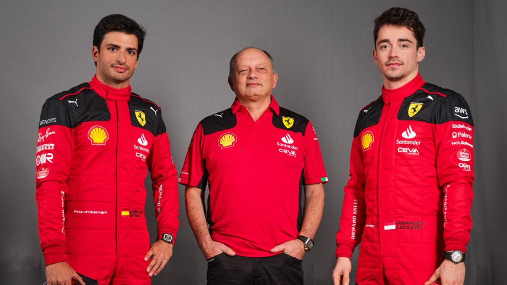 Carlos Sainz,Fred  Vasseur y Charles Leclerc presentando los nuevos colores de Ferrari