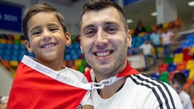 Cemal Kütahya, con su hijo Cinar.