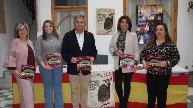 Presentación Jota Pujada ME, alcalde, concejal e integrantes del Grupo Los Charcones