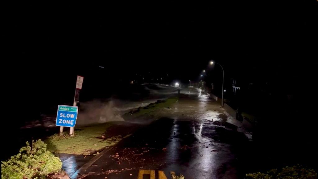 Una vista muestra el aumento de las mareas altas debido al ciclón Gabrielle en Arkles Bay, Auckland, Nueva Zelanda.