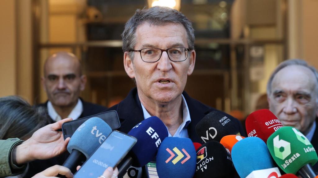 Alberto Núñez Feijóo, este lunes en su visita a la capilla ardiente de Carlos Saura.